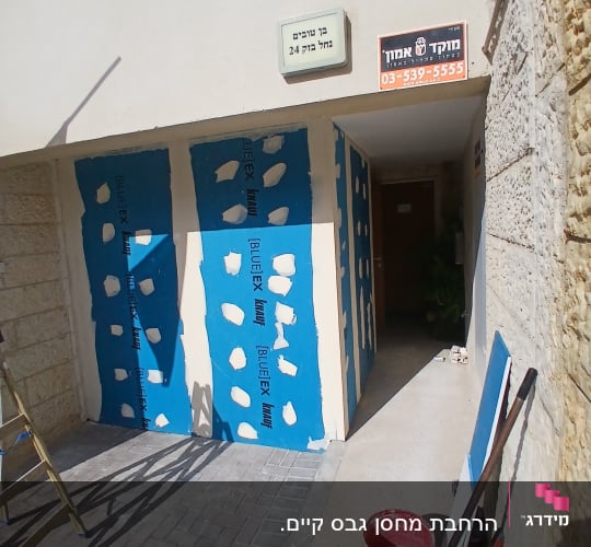 עבודת גבס עם לוחות כחולים וכלי עבודה